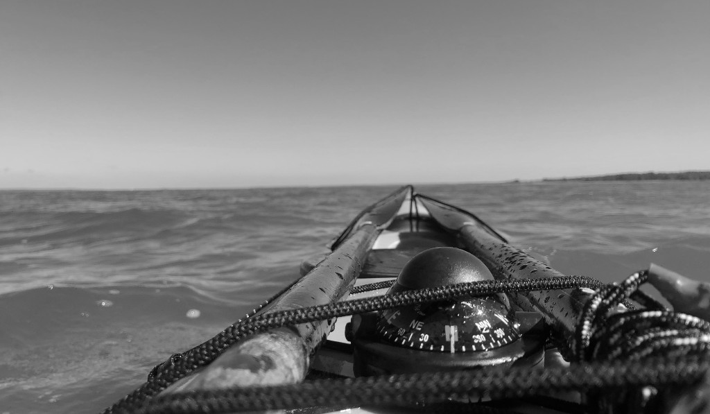 Baidarė su kompasu atviroje jūroje